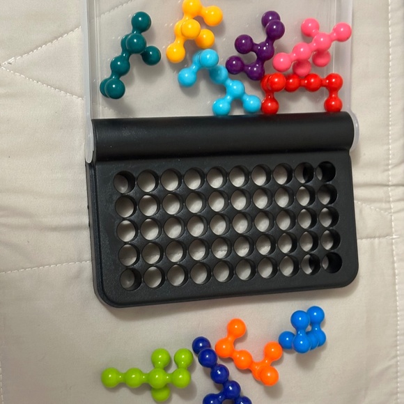 IQ fit. Fun brain teaser/strategy game where you Make the pieces fit together. - Picture 6 of 13